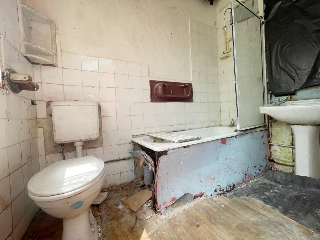 Lot: 42 - SEMI-DETACHED HOUSE FOR IMPROVEMENT - Bathroom with W.C.